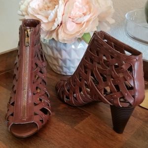 Carlos Santana Cognac Caged Sandal/Heel 😍